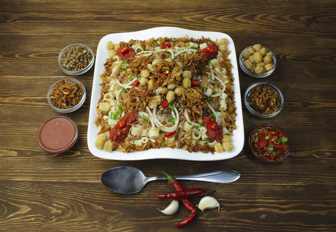 Koshari, a traditional dish made with spagetti, chickpeas, fried onions and more