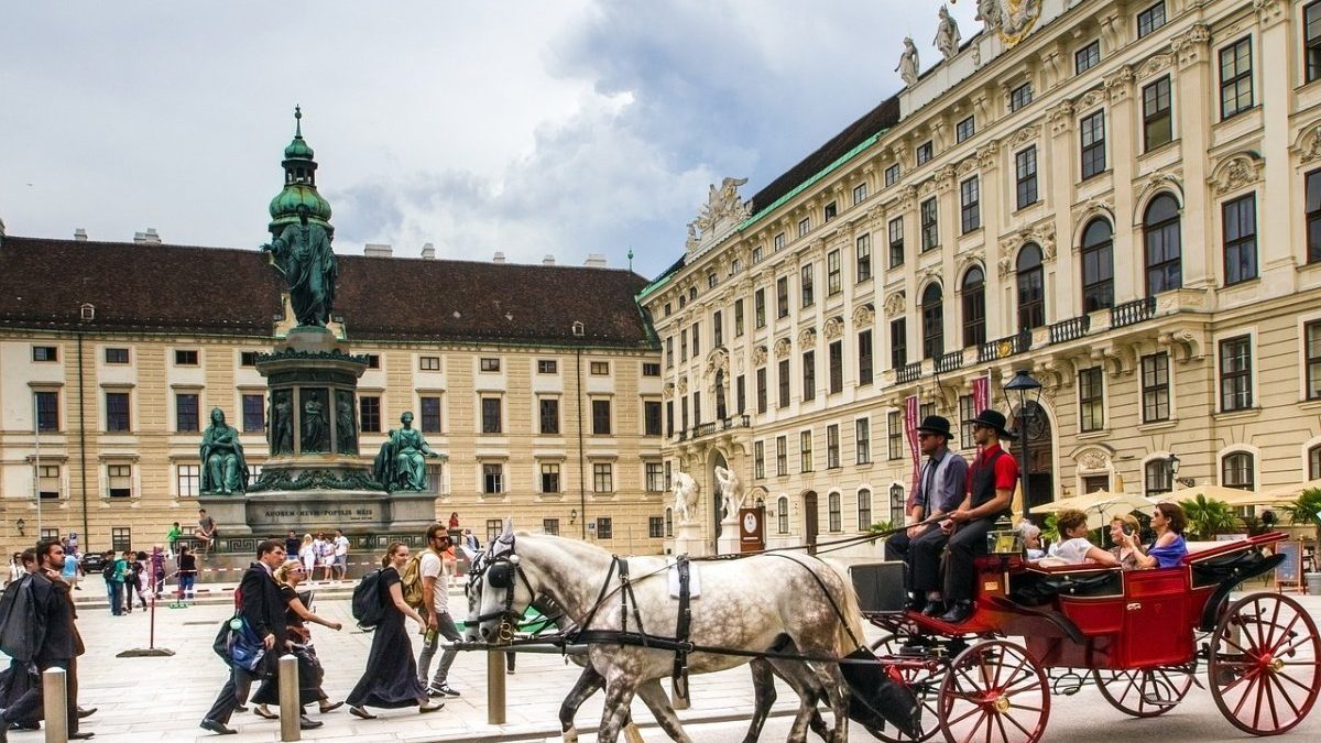 A horse drawn carriage in front of a building.