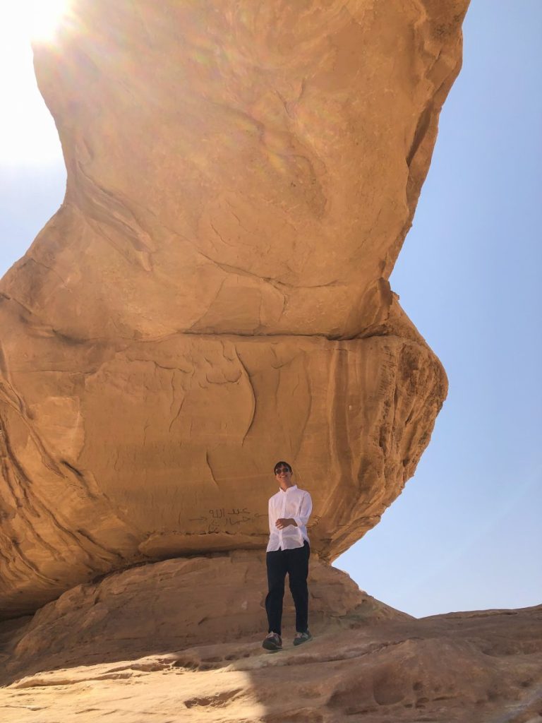 Me in a cliff in Wadi Rum, Jordan