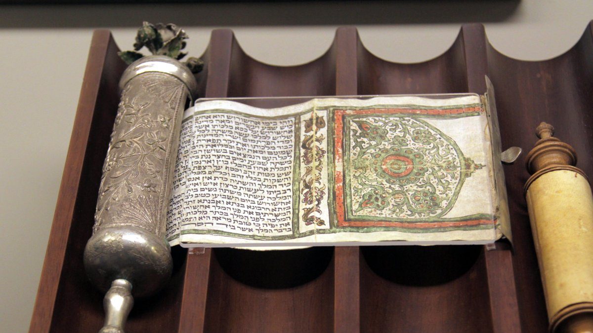 A scroll at the Jewish museum og Athens