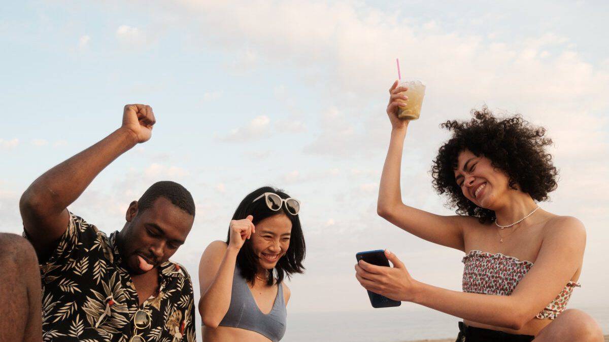 People enjoying their seamless internet with an e-SIM for travel