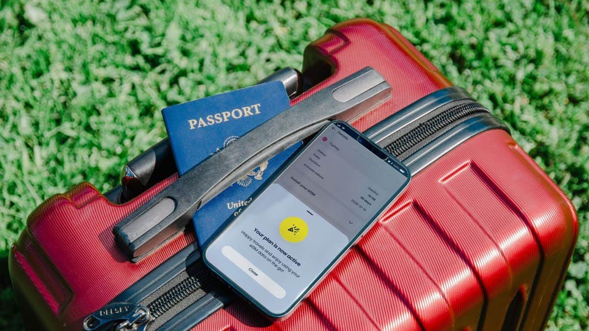 A bag with a phone connecting to Saily e-SIM