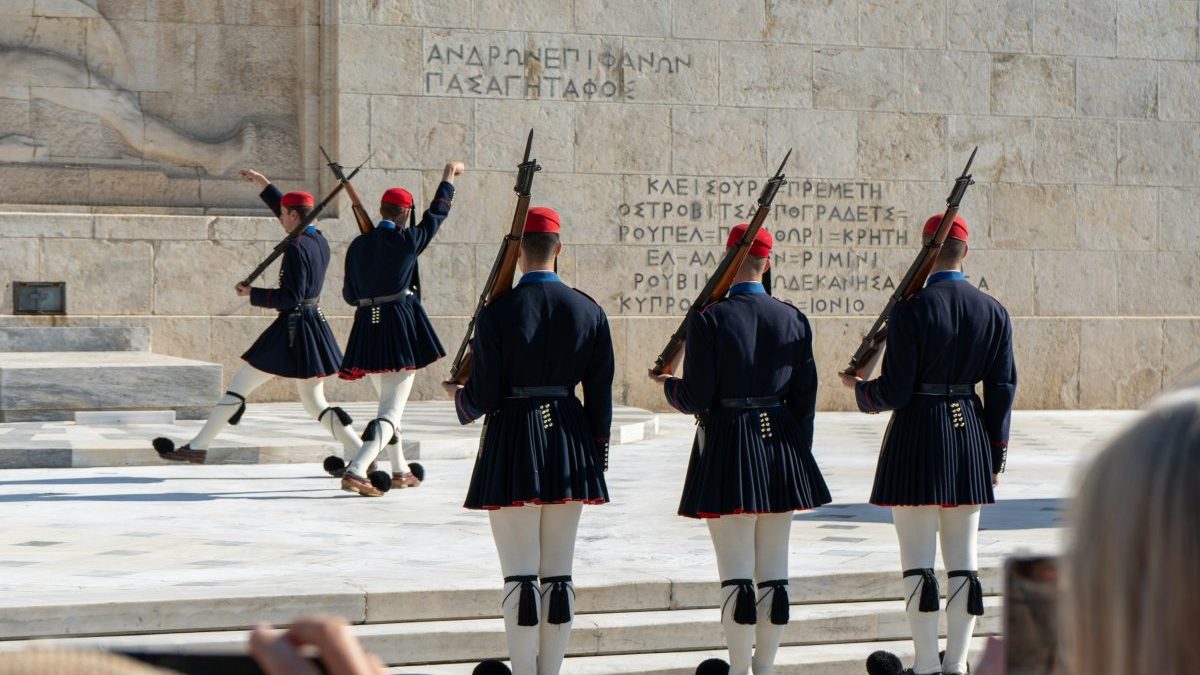 The change of guard at Syntagma